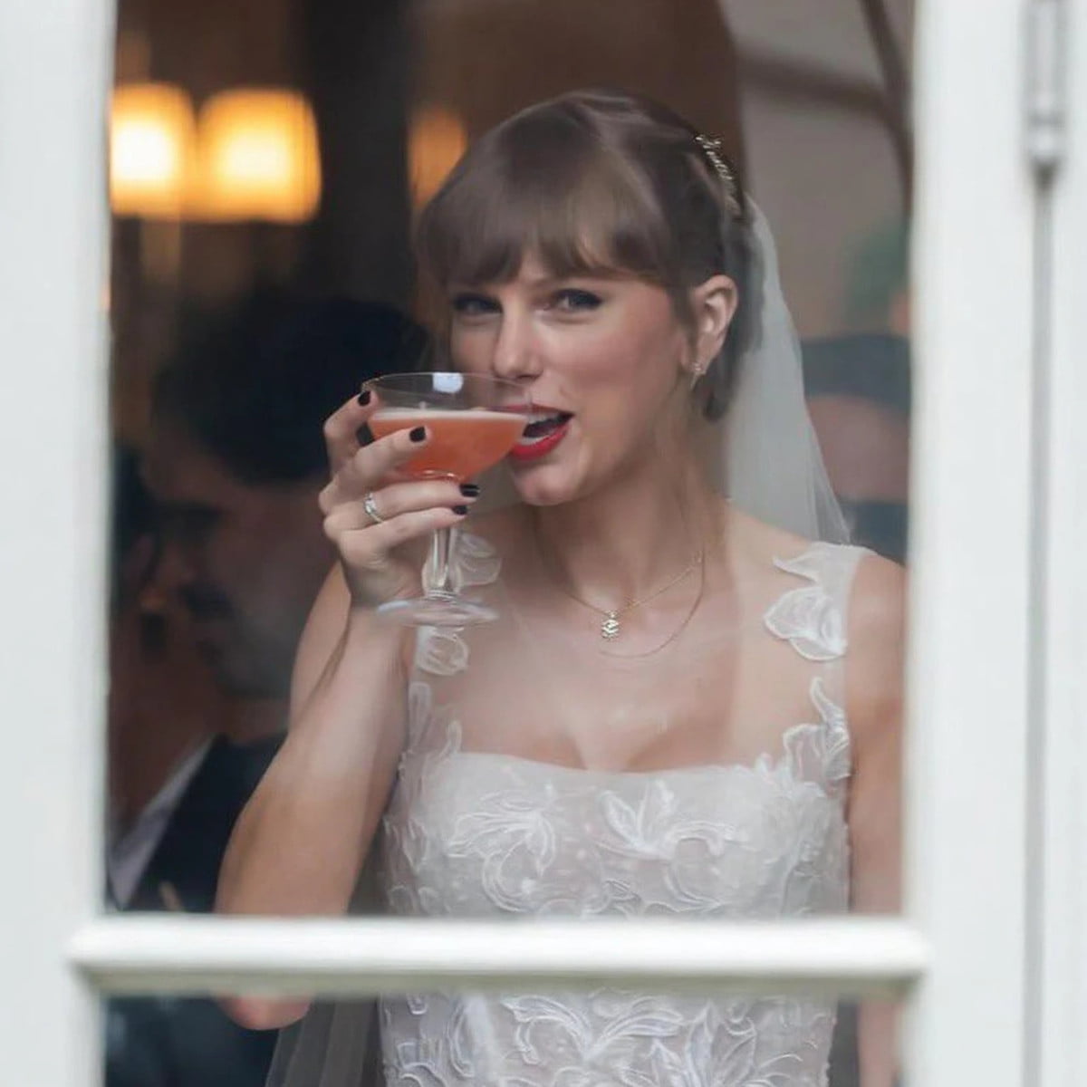 Taylor Swift diện váy cưới Dior, nhà mốt Pháp thắng lớn