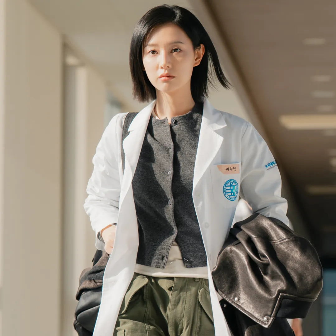 Kim Ji Won tái xuất sau “Nữ hoàng nước mắt”, hóa bác sĩ thiên tài lạnh lùng