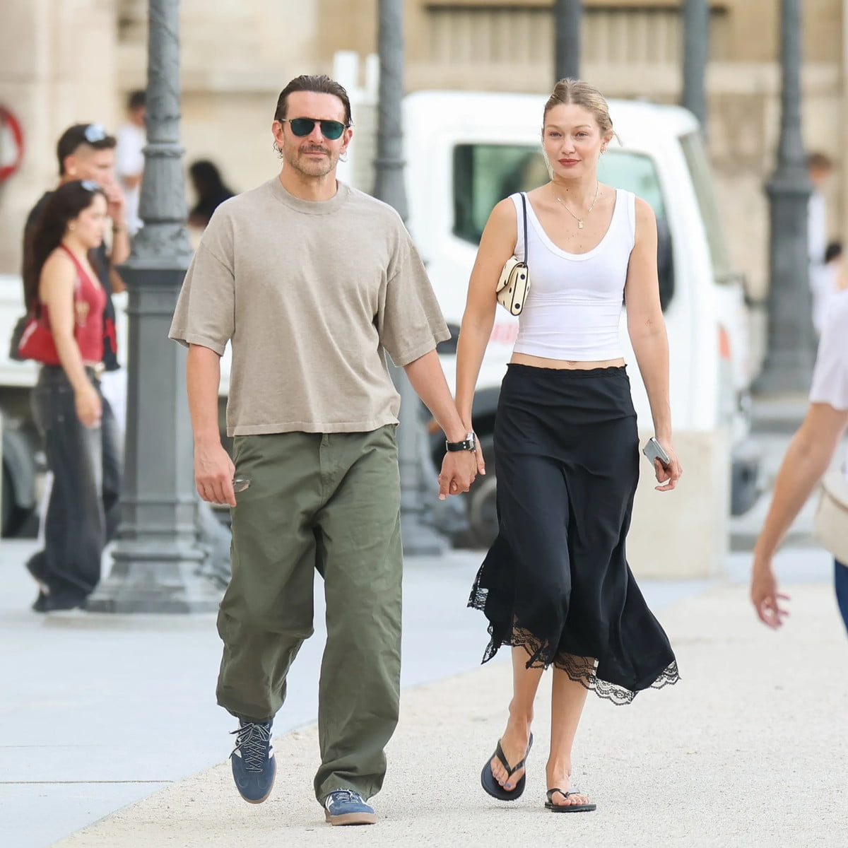 Gigi Hadid - Bradley Cooper: Không mặc đồ đôi vẫn “match” đỉnh cao