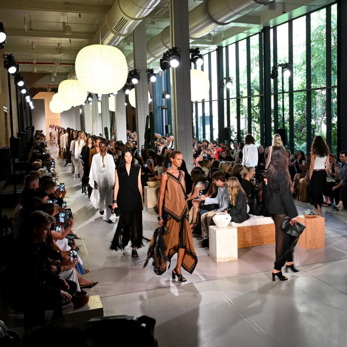 New York Fashion Week Xuân Hè 2027: Những màn comeback và debut khiến giới mộ điệu ''đứng ngồi không yên''