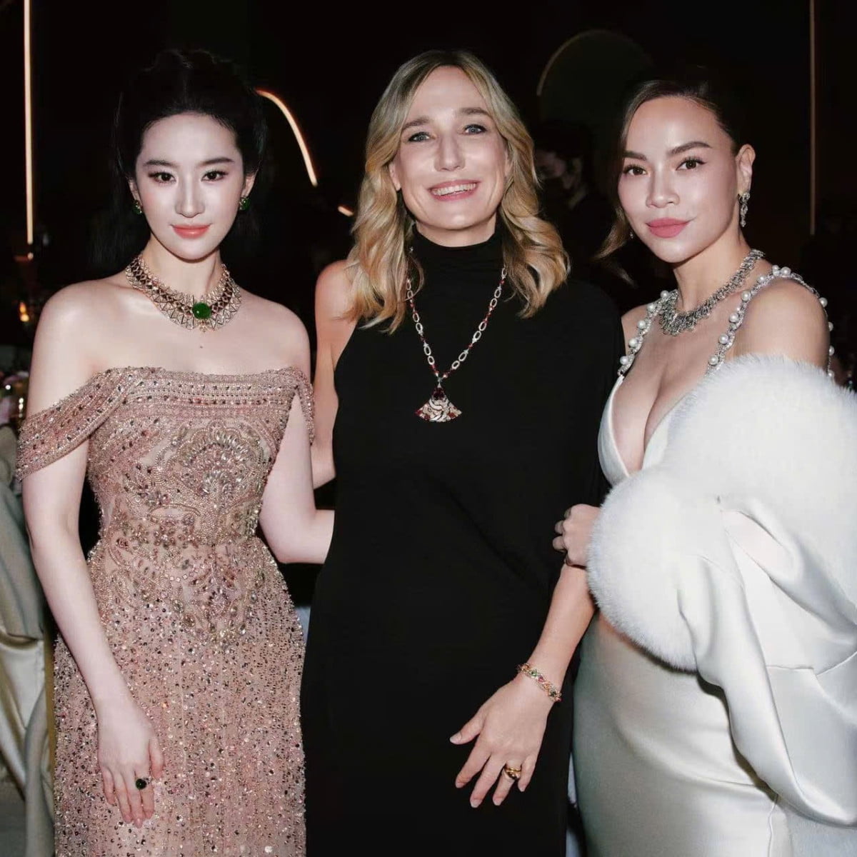 Hồ Ngọc Hà - Lưu Diệc Phi bất ngờ được báo Trung Quốc đưa tin vì một bức ảnh