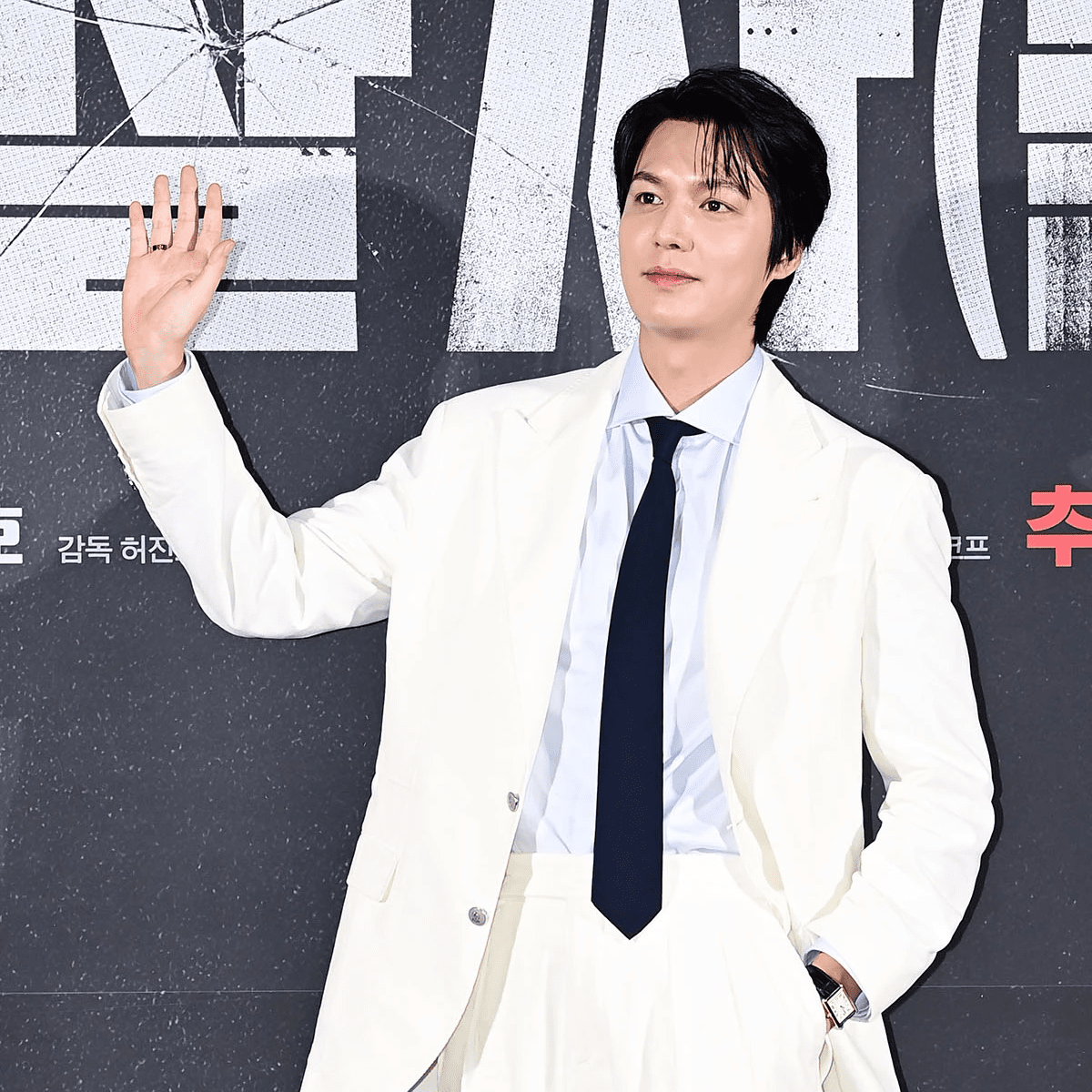 Lee Min Ho trở lại với visual “bạch mã hoàng tử” khiến fan mê mẩn