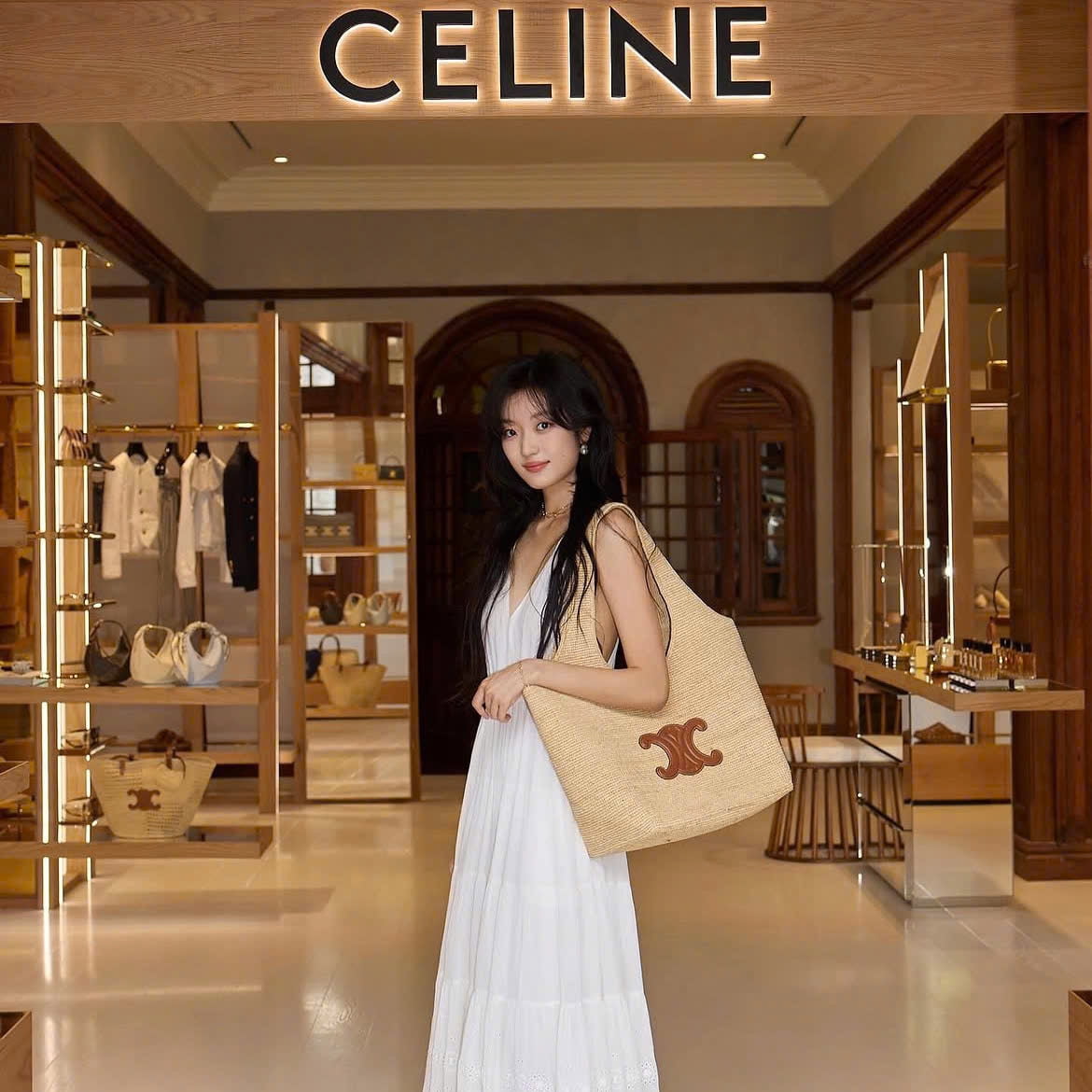 Tôn Thiên hóa “nữ hoàng CELINE” với bộ sưu tập túi xách đáng mơ ước