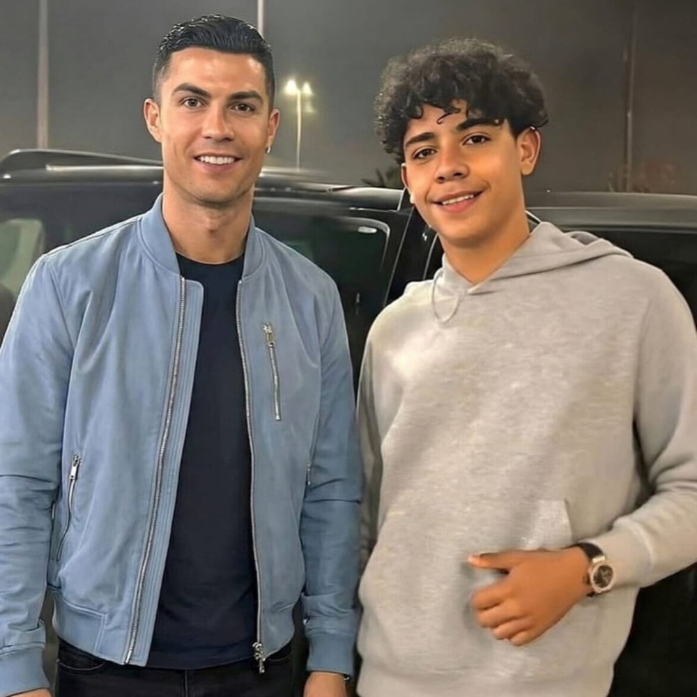 Con trai Ronaldo lớn nhanh quá: 16 tuổi cao gần 1m90, mặc gì cũng đẹp