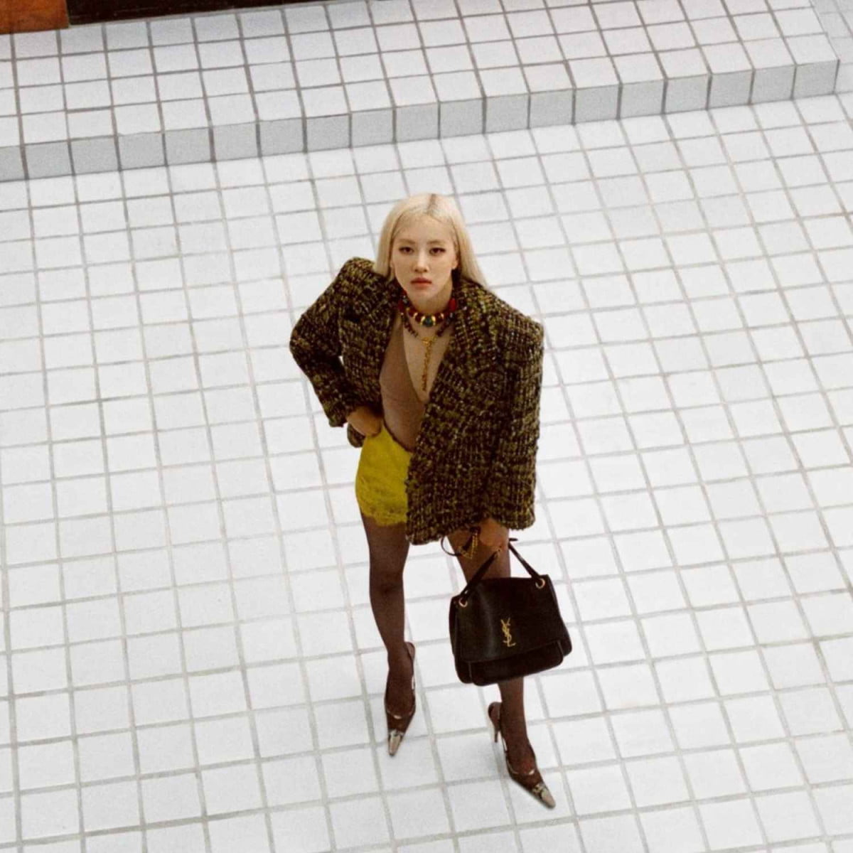 Rosé trở lại với Saint Laurent, sắc lạnh hơn trong mùa FW26