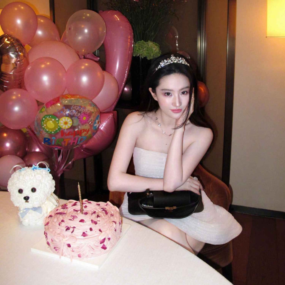Lưu Diệc Phi tuổi 39: Khi vẻ đẹp thanh xuân gặp gỡ thời trang Việt