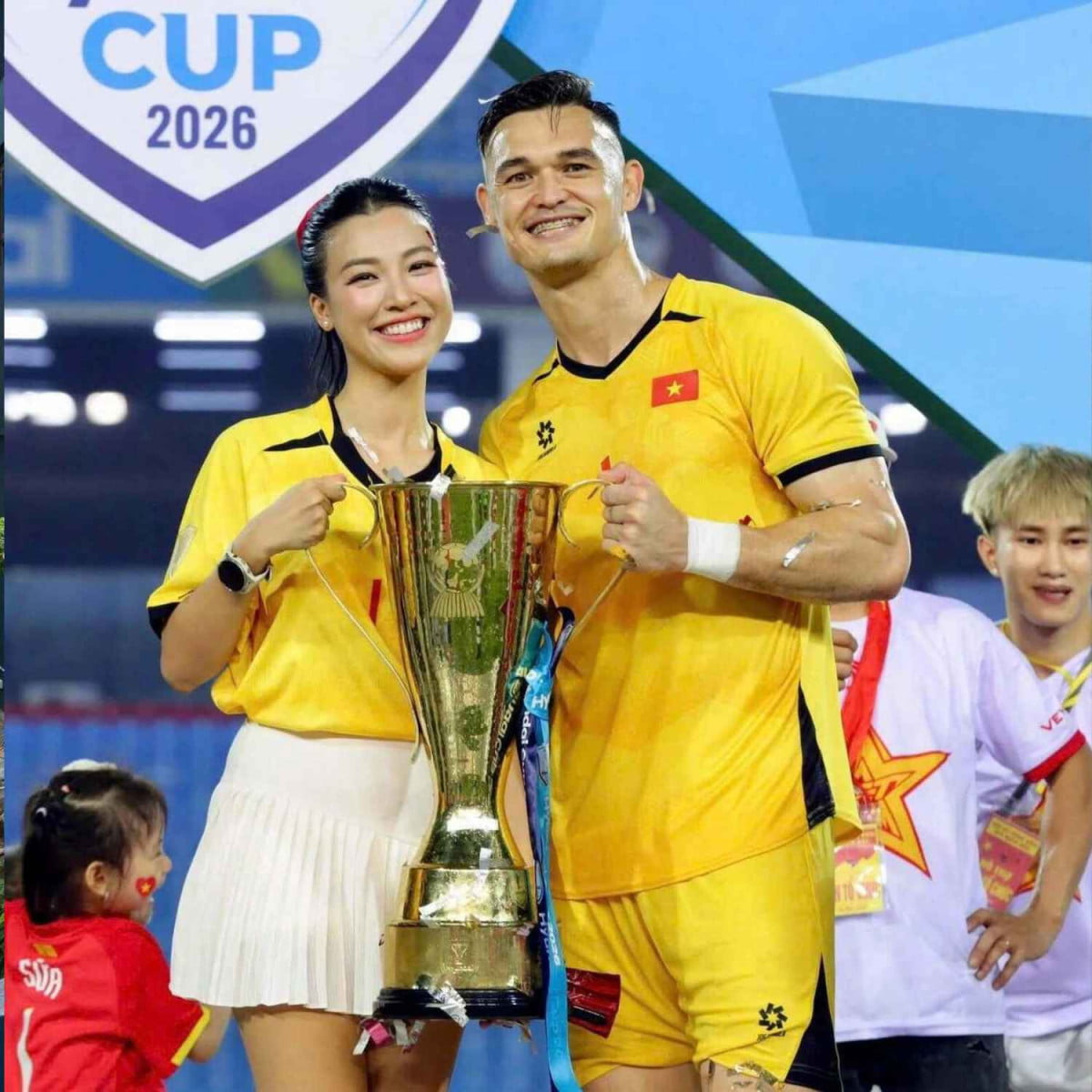 Patrik Lê Giang và MC Hoàng Oanh: Khoảnh khắc công khai ngọt ngào sau chức vô địch ASEAN Cup