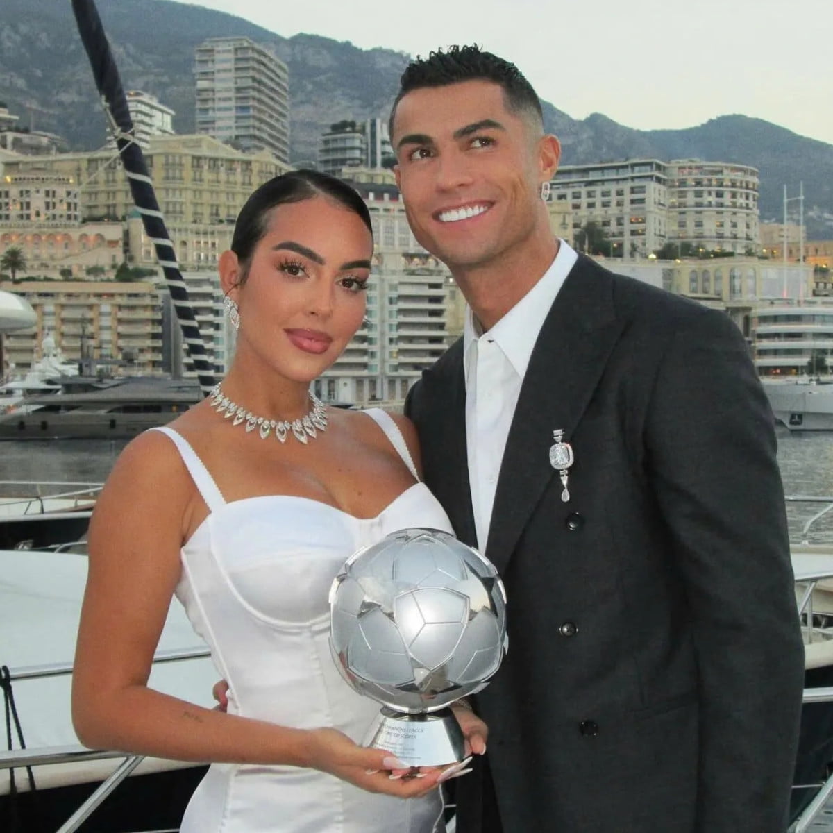 Sau gần 10 năm bên nhau, Ronaldo và Georgina chuẩn bị về chung một nhà?