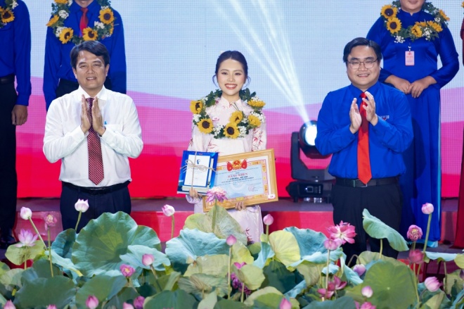 phuong-my-chibatch_Moment-nhan-giai