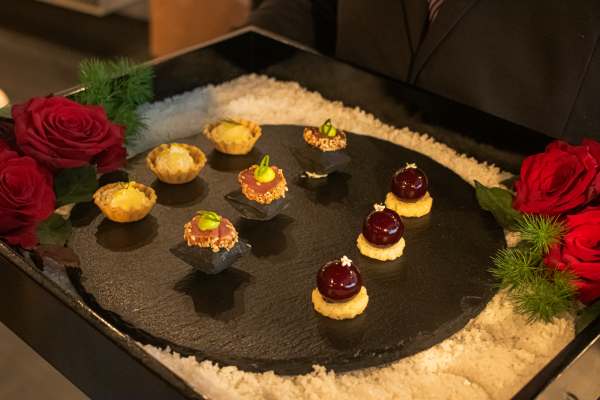 living-museDich-vu-Bespoke-canapes-catering-cua-The-Reverie-Saigon-tai-su-kien